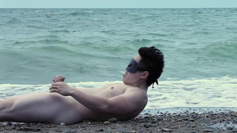 barenakedboy: Repéré : l’homme hype personnel de l’océan. Vagues qui s’écrasent, muscles...