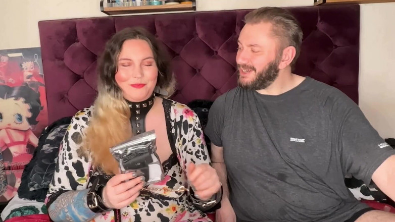 MissFFW: キンキー・ウィアが新しいおもちゃのセレクションを開封する