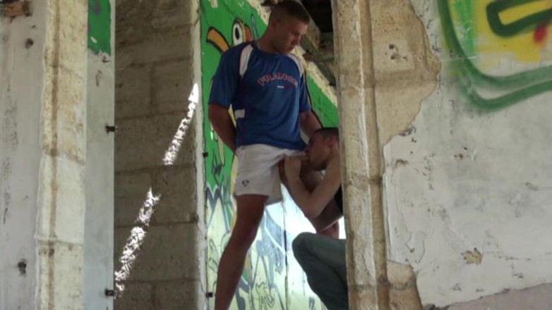AMATOR PORN MADE IN FRANCE: Francouzská dvojčata drsně ošukaná JordanEm Foxem venku