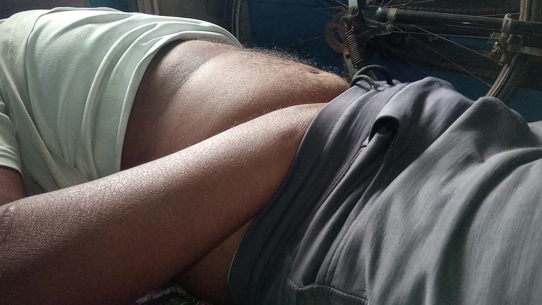 Sweet Indian cock: 젖탱이를 빨아주는 바비 애널