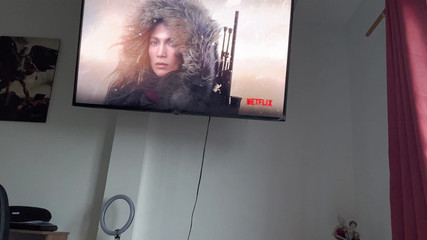 Lucyplay: (ヘッドホンを装着する)雨の日にオナニーしてムラムラしすぎます、入ってきてあなたにうめき声をあげたい