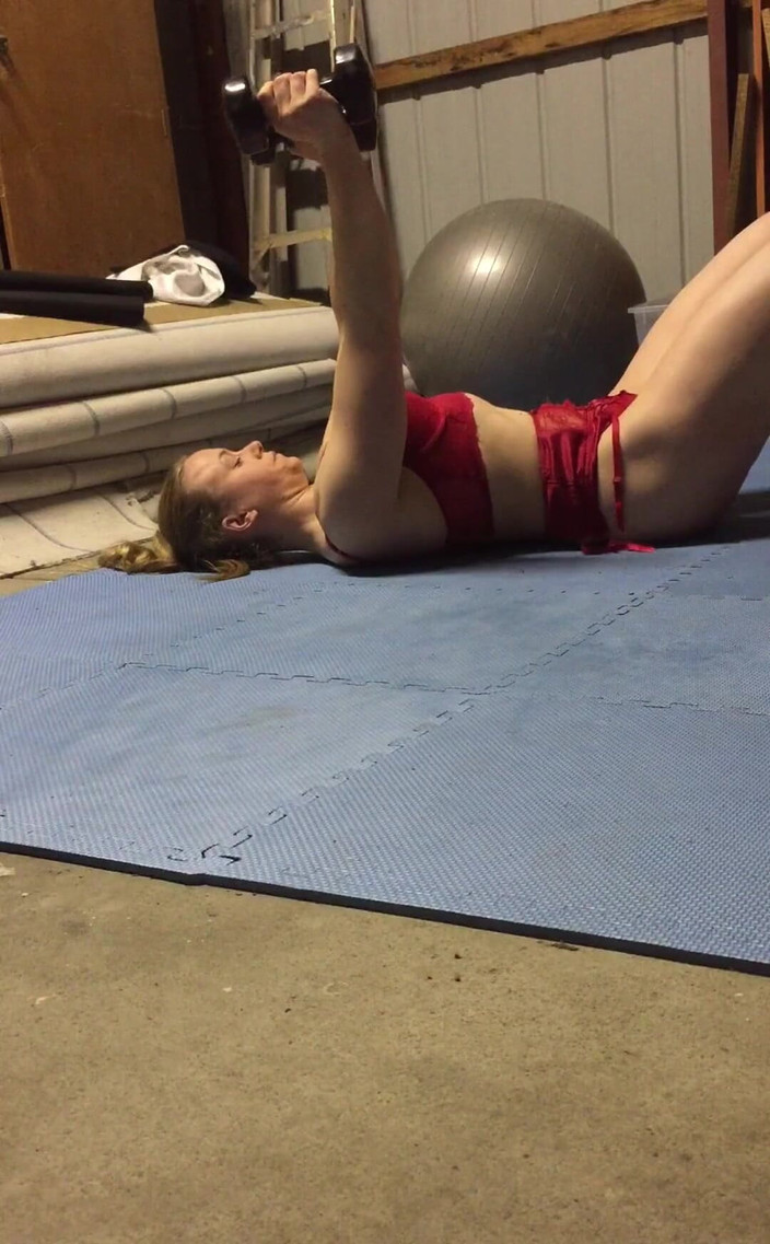 Michellexm: 오늘의 운동 가슴 비행과 삼두근