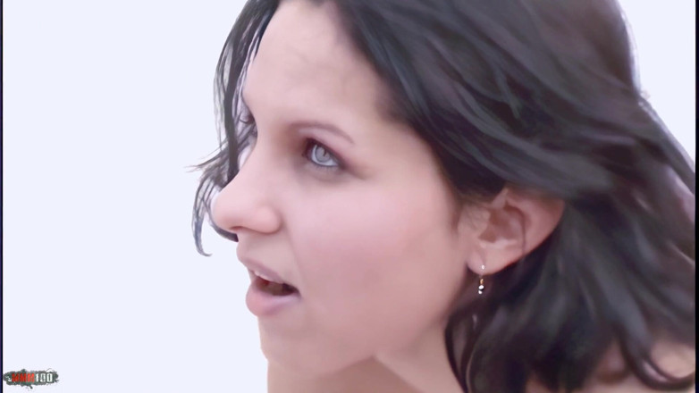MMM100 Solo: Erika: brunetă drăguță minionă Erika se dezbracă pe terasă