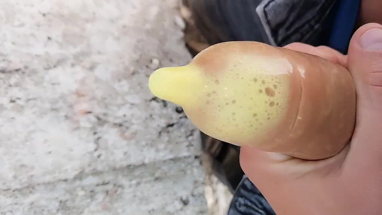 Idmir Sugary: 使用済みコンドームジャークオフ - 私は内部に精液の泡を作るので、速くけいれん