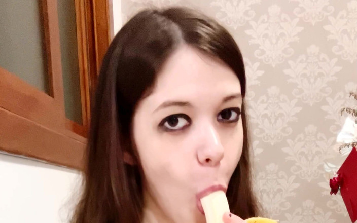 Dolls Cult: Mi sporcano con una banana...