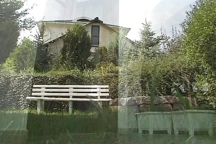 Videos Francaises: 超级热辣的法国荡妇在双性恋三人行后被颜射