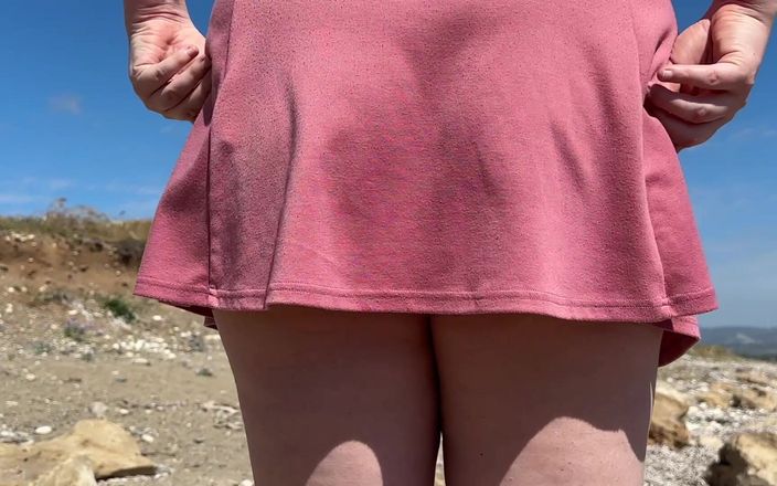 Joan Graziella: Pisse sauvage sur la plage