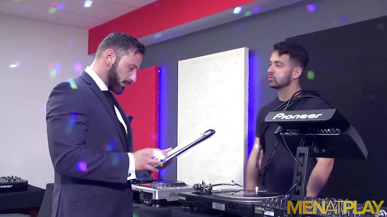 Menat Play: Menatplay - Le latino Robbie Rojo se fait sodomiser par Antonio...