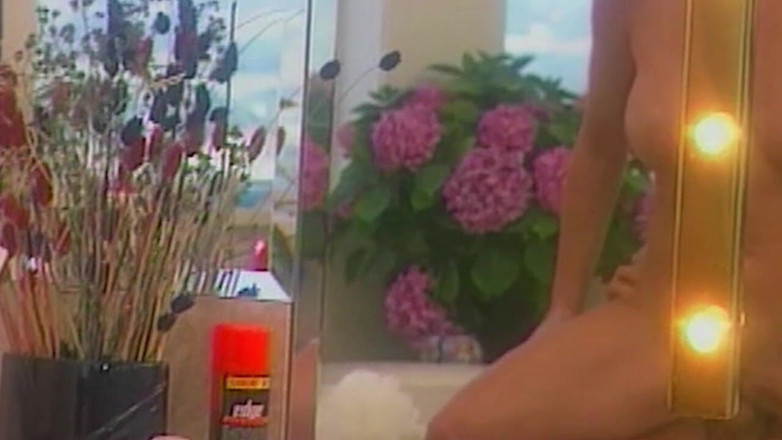 Onlyxfans: Calda bionda con la figa pelosa viene coccolata in bagno