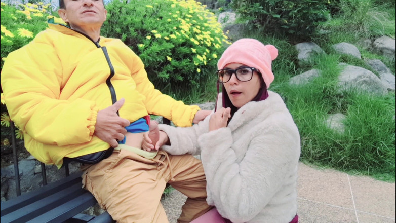 Lady: बड़े स्तनों वाली, बड़ी गांड वाली चोदने लायक मम्मी विकृत बूढ़े आदमी का लंड चूस रही है और उसे अपनी रसदार चूत में ले रही है