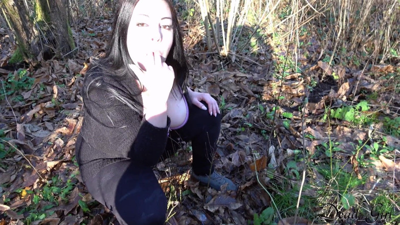 Dead Girl: Mädchen kommt in den mund in einen wald