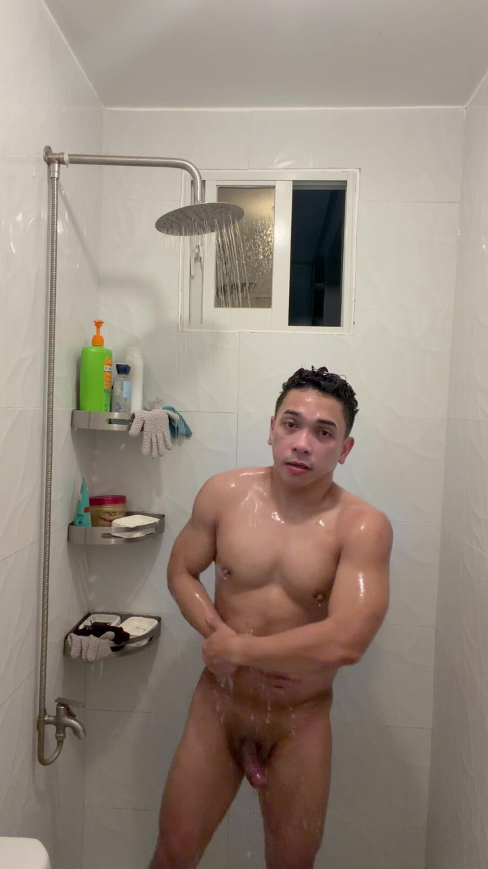 The Fitmaster: Gorąca Filipino Twink szarpie się w parzysty prysznic