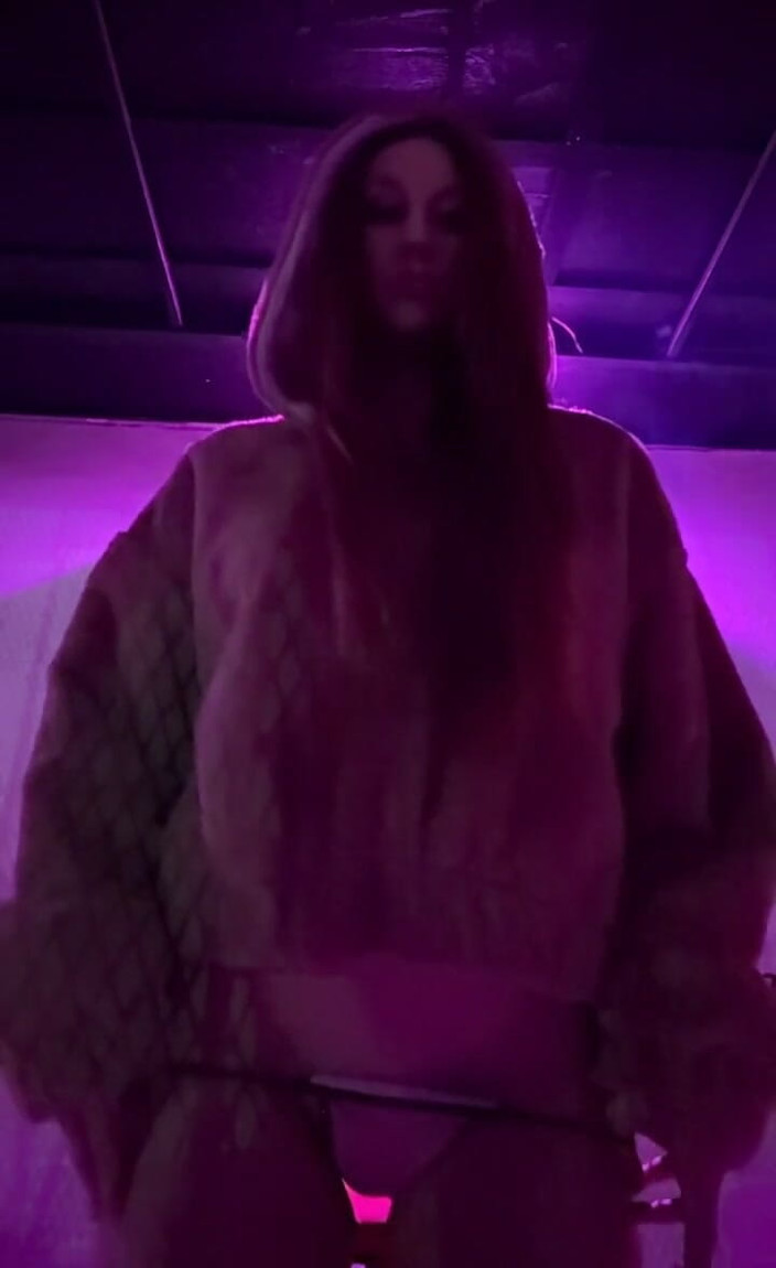 Artemisia Love: एक ने क्लब में बिकनी और जैकेट पहने हुए सिगरेट