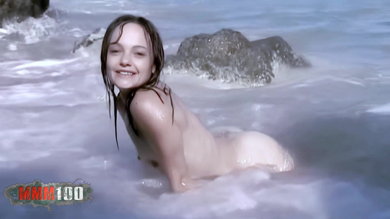 MMM100: Alicya: Marea Micuță Alicya se dezbracă lângă mare