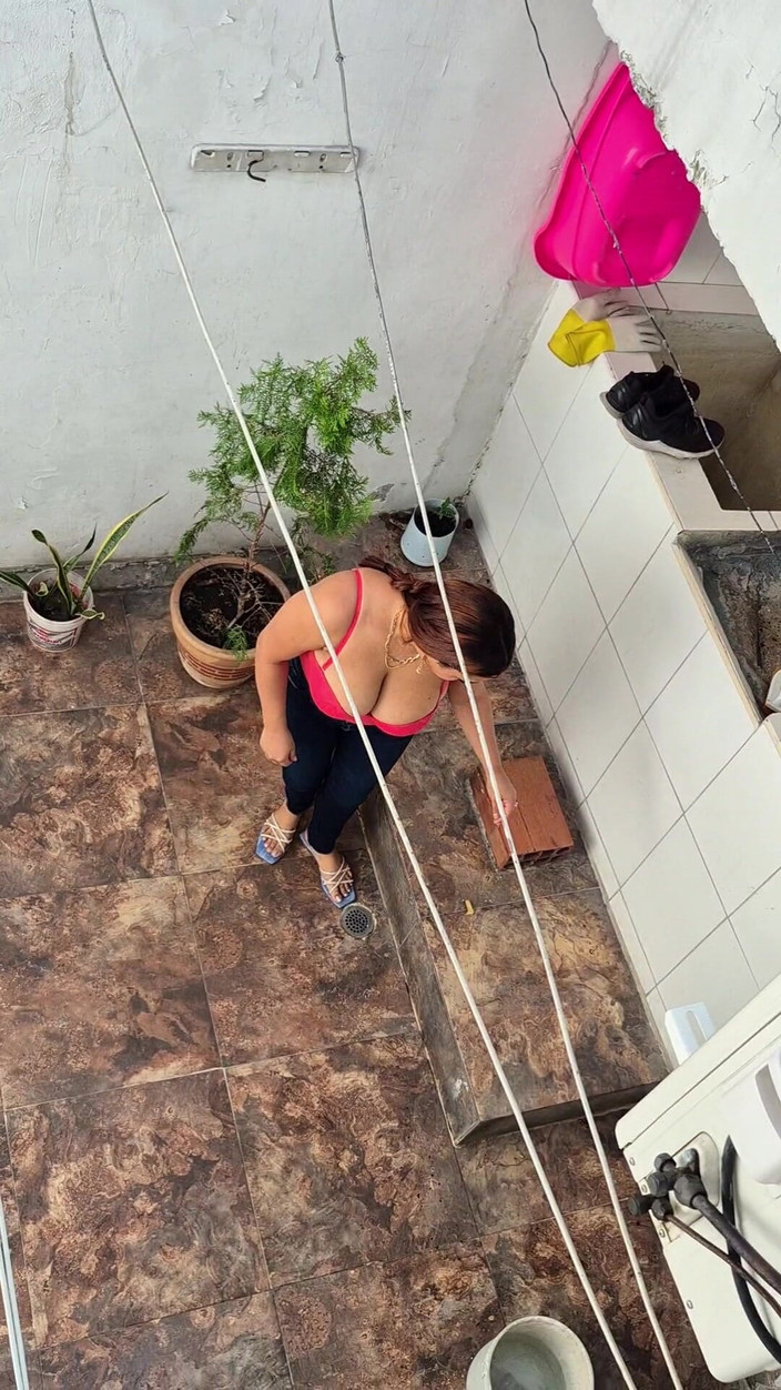 Pikaa6: La donna delle pulizie è triste perché suo marito è andato per...