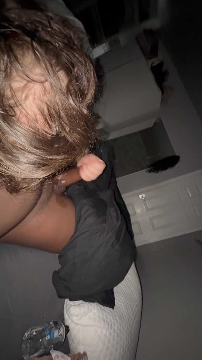 Nofaceguy09: Adik tiriku lagi asik mainin kontol besar pria kulit hitam...