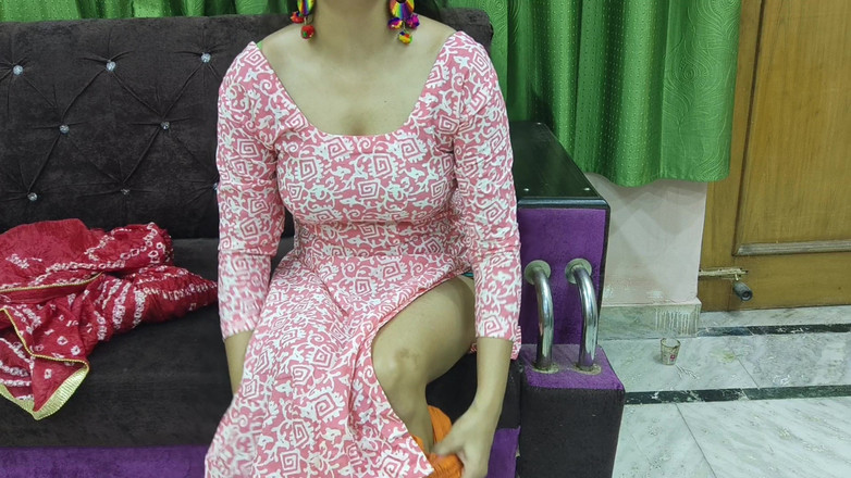 Saarabhabhi6: Genç azgın üvey anne genç üvey oğlunun yarağını istiyor ve her ikisi...