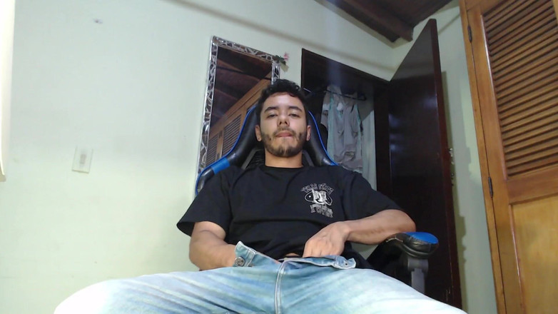 Tommhot: Chlap se svléká do naha a vyhoní svého neoholeného ptáka