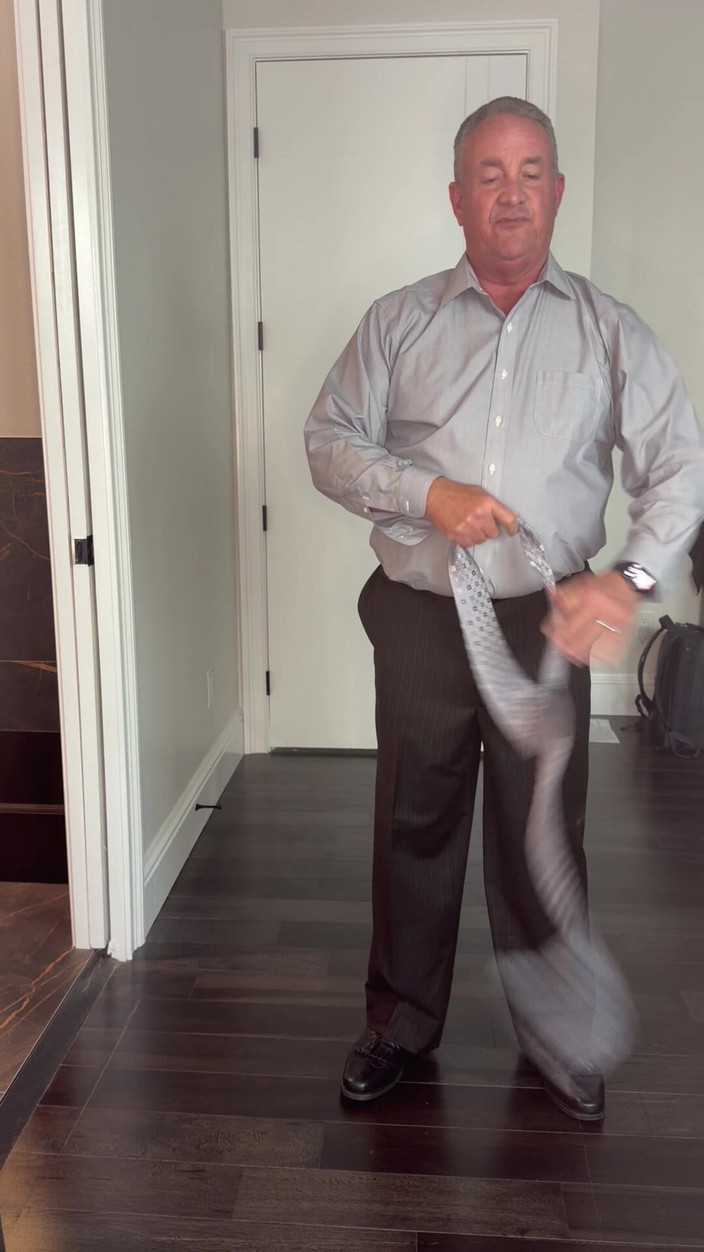 GottaLuvBB: Ayah tiri pulang dengan setelan jas