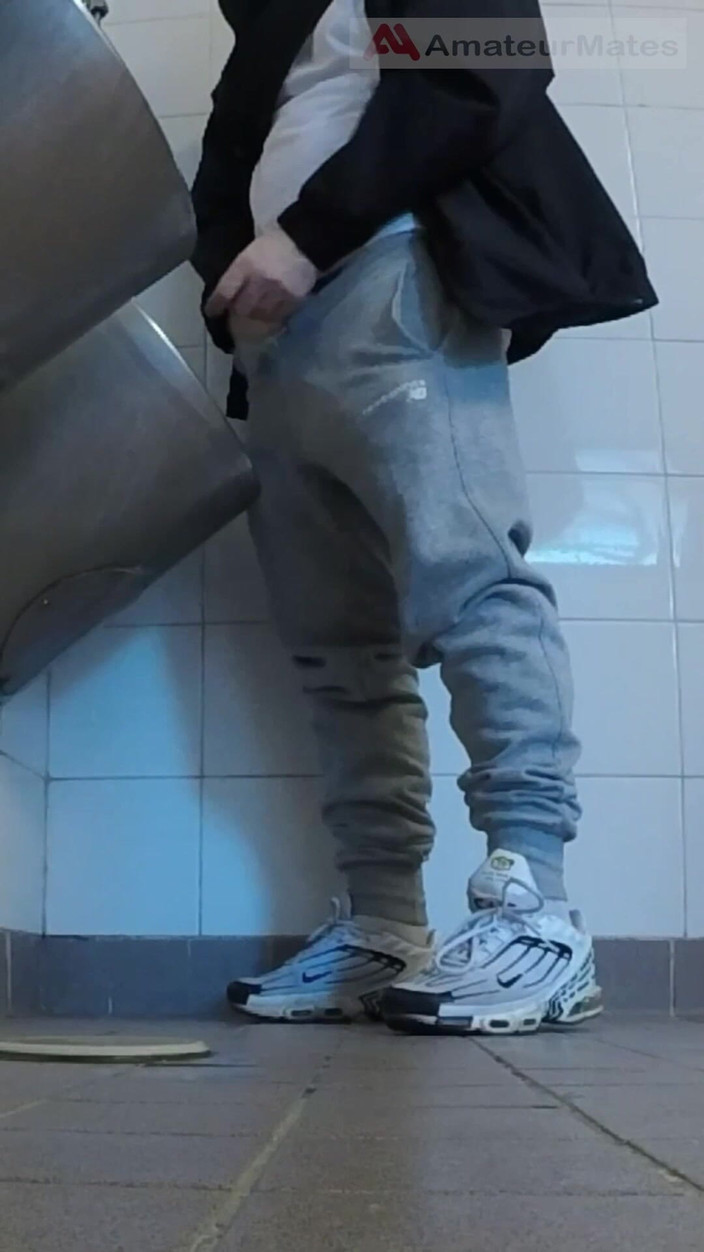 AmateurMates: Boys Amateurs En Zapatillas De Deporte Se Hacen Una Paja...