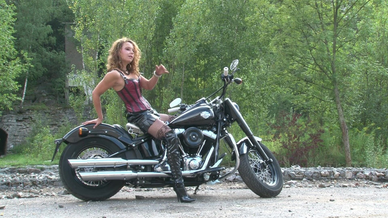Reality Babes: Stijlvolle babe fotoshoot op de chopper