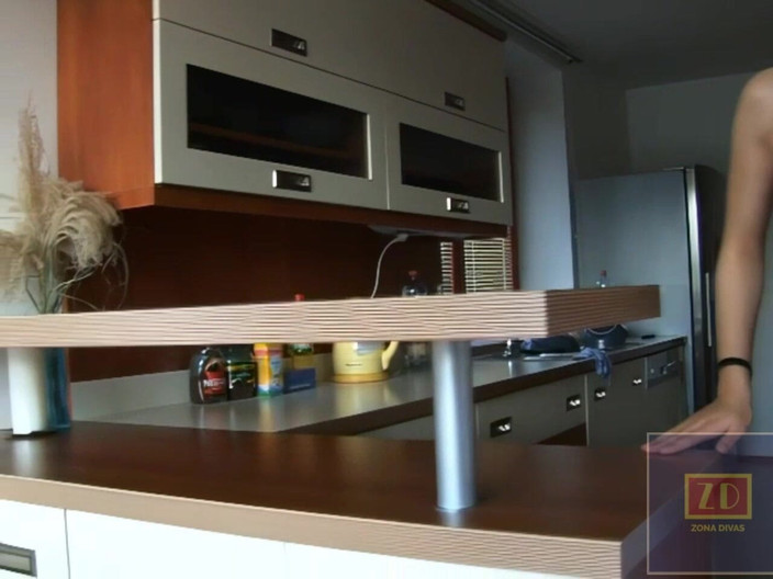 Zona Divas NET: Европейская тинка с маленькими сиськами Penny мастурбирует дилдо на столе