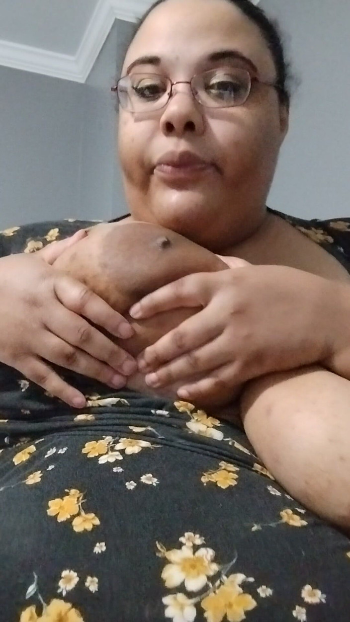 Jessica pigslut: Jugando con mis grandes tetas y lamiendo mis pezones!