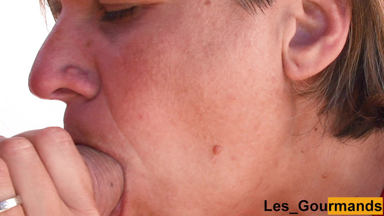 Les Gourmands: MILF in sexy red leather dress gives close-up blowjob and...
