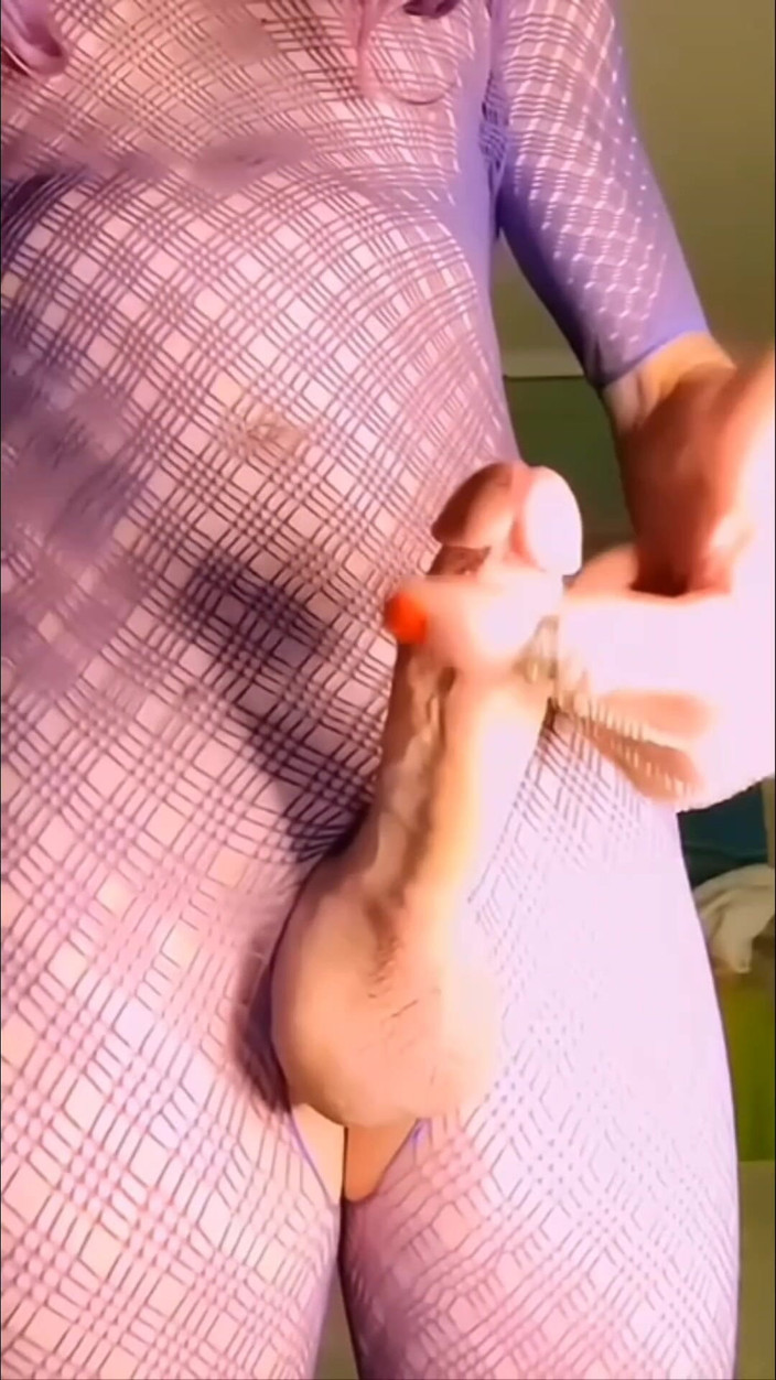 Lizzaali: Ich spiele in meinem weißen regenmantel und lila body bis...