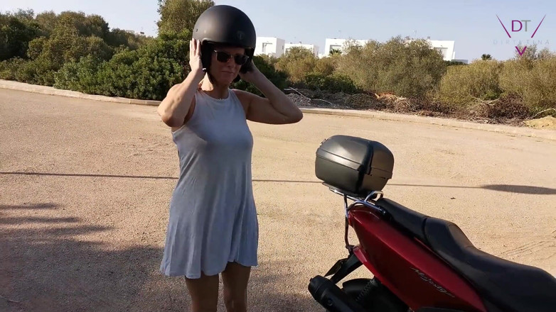 Dirty Tina: MILF terangsang kencing dengan Tina