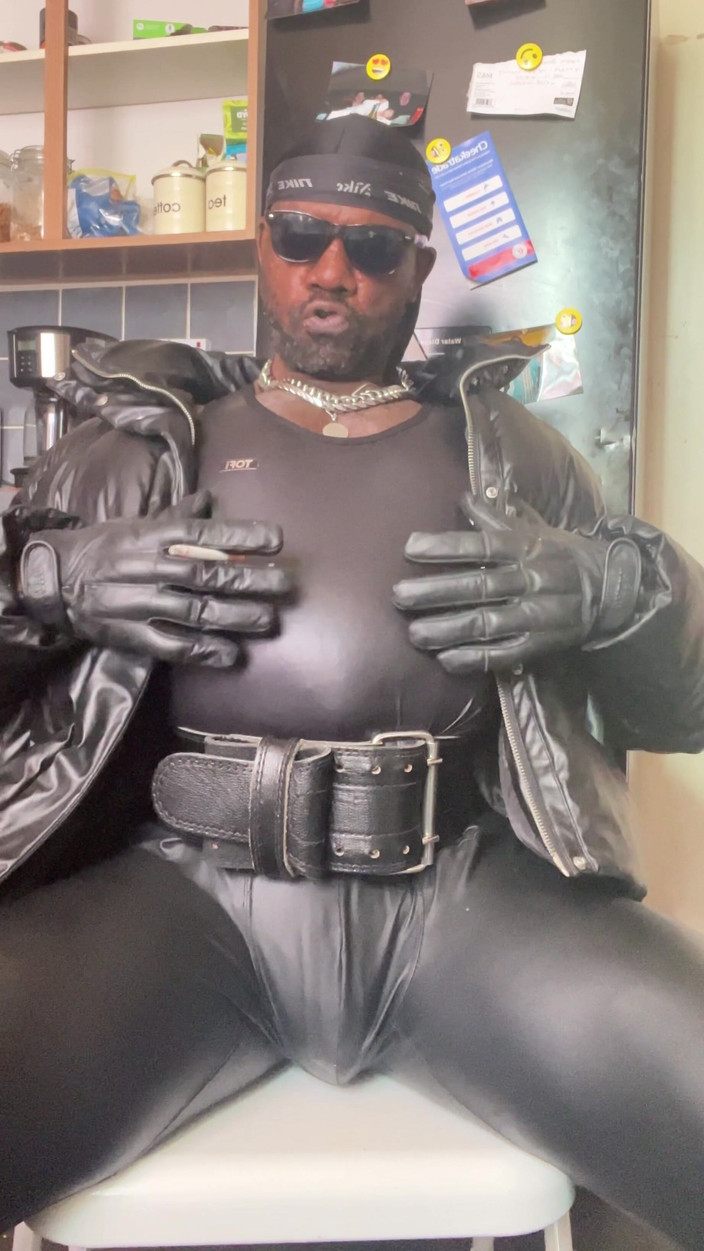 Black smoking muscle stepdad: Sesi merokok puffa jaket lateks dan kulit segar