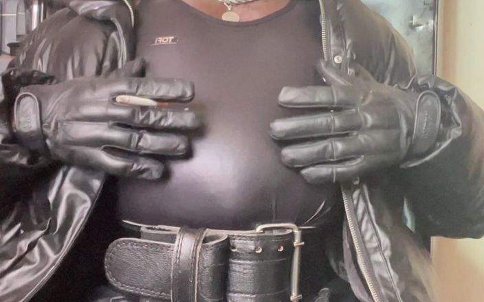 Black smoking muscle stepdad: Färsk latex och läder puffa jacka rökning session