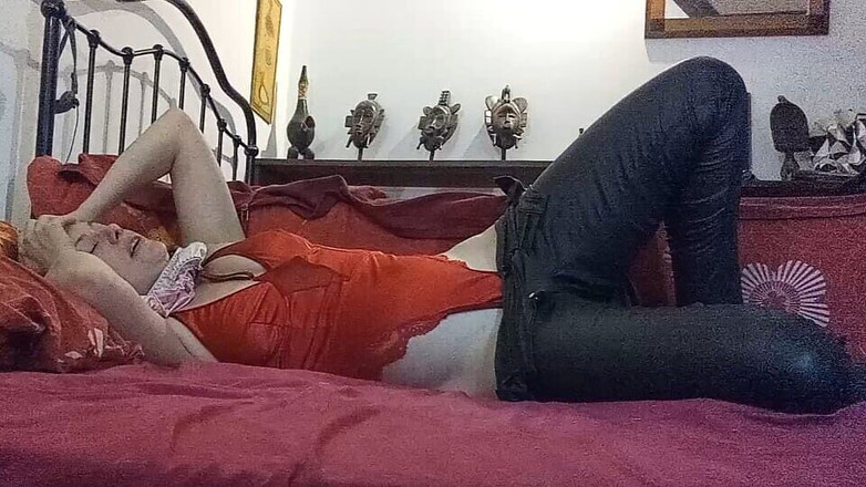 Amouldolo: Amatoare franceză care poartă o ținută din satin cu ciorapi și tocuri înalte