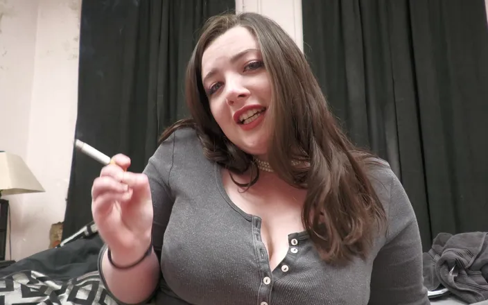 Ashley Lynn: Teen BBW Takes a Smoke Break and Gives You a...