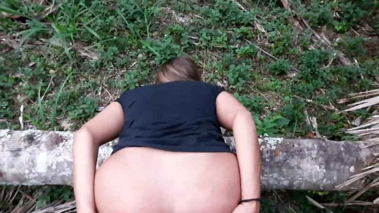 Novinha Insaciavel: 숲으로 데려간 어린 소녀는 남자가 올 때까지 펠라를 주고 엉덩이를 내줘야 했습니다.