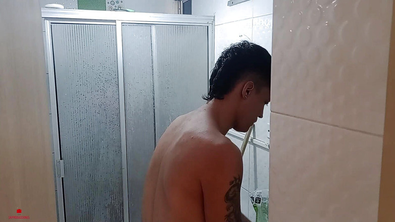 Rouss: 야생 섹스를하는 의붓 형제와 함께하는 풍부한 샤워