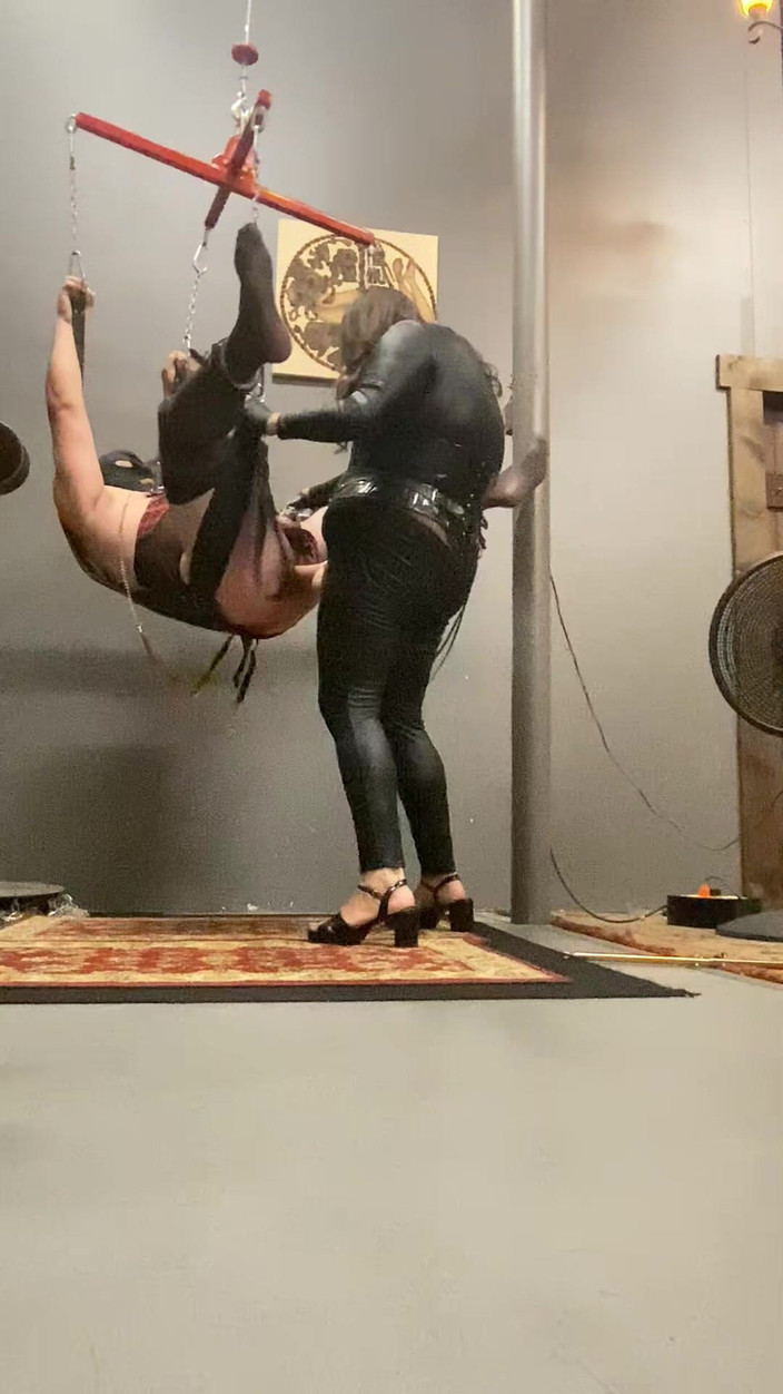 Mistress Scarlet Kiss: Checca a mani libere viene prematuramente in castità durante il...