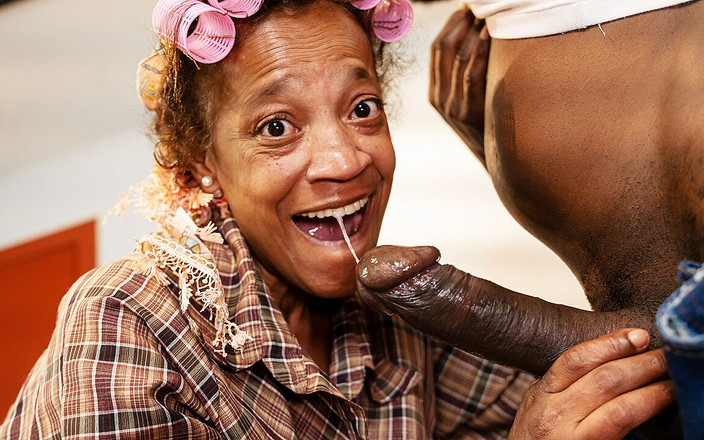 MatureToFuck: Ebenová zralá žena s tlustým břichem má anál zničený velkým černým pérem