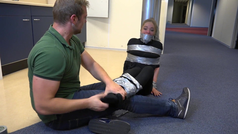 Restricting Ropes: Weibliche gauner erwischt und gekitzelt