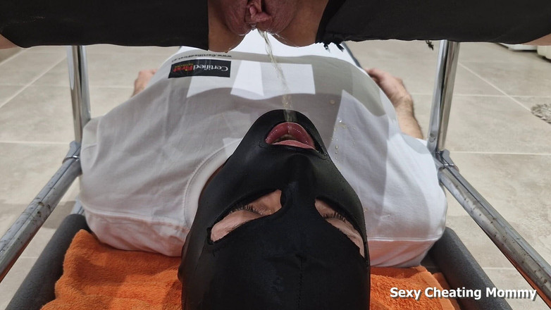 Sexy Cheating Mommy: Dominatoare feminină cu pișare în curățarea gurii și pizdei. Sclavul meu este...