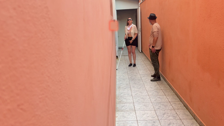 Victor SweetCoupleStories: Freeze Tag spelen met het blinde meisje in het steegje