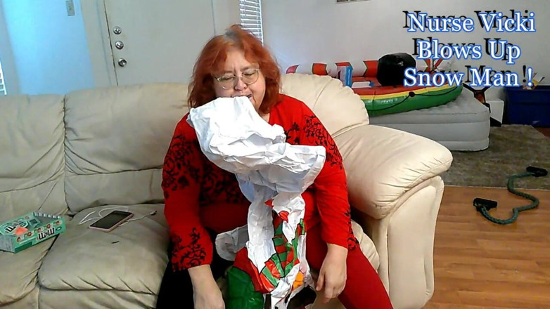 BBW nurse Vicki adventures with friends: Зрелая рыжая толстушка медсестра Вики взорвает надувной снеговик для тебя