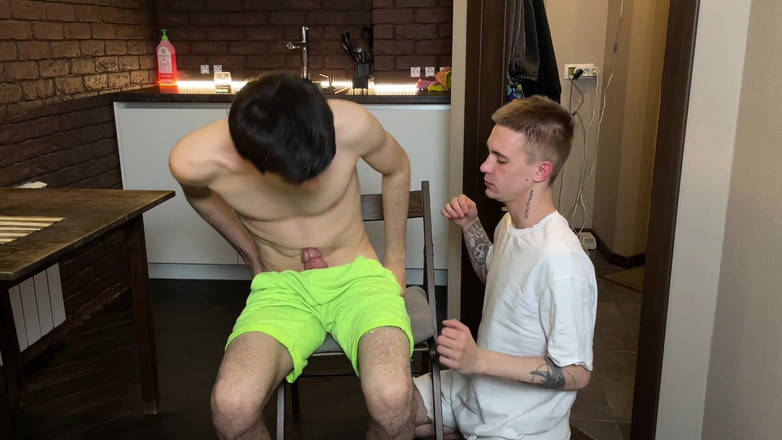 Ethan Lestray: Dua cewek kembar ngentot di dapur