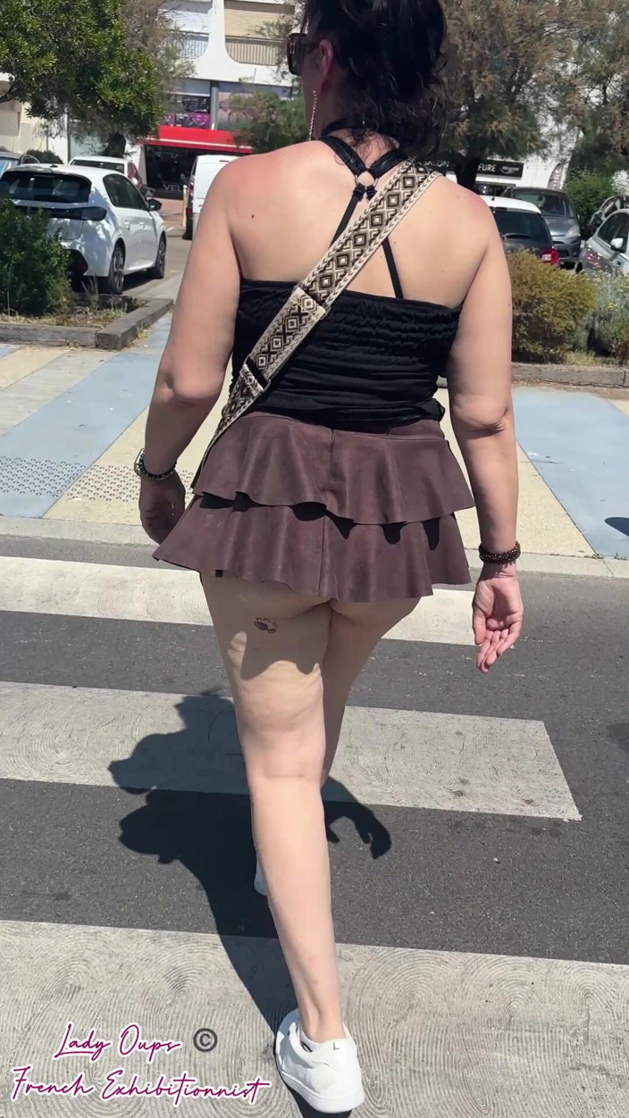Lady Oups: 공공장소에서 끈 팬티를 벗고 마이크로스커트에 항문 플러그를 입고 자랑합니다