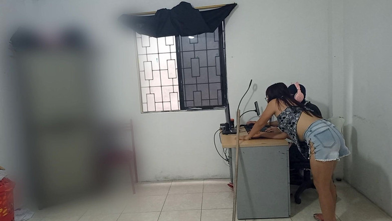 NEGRITA SEXY: Adik tiri saya membersihkan bilik saya dan kemudian pergi dan...