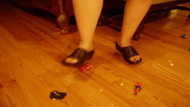 Sexy Amateurz: Car crushing foot fetish action