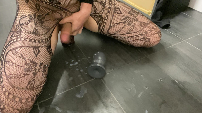 AnalSissy20: Grosse éjaculation après avoir chevauché un plug anal