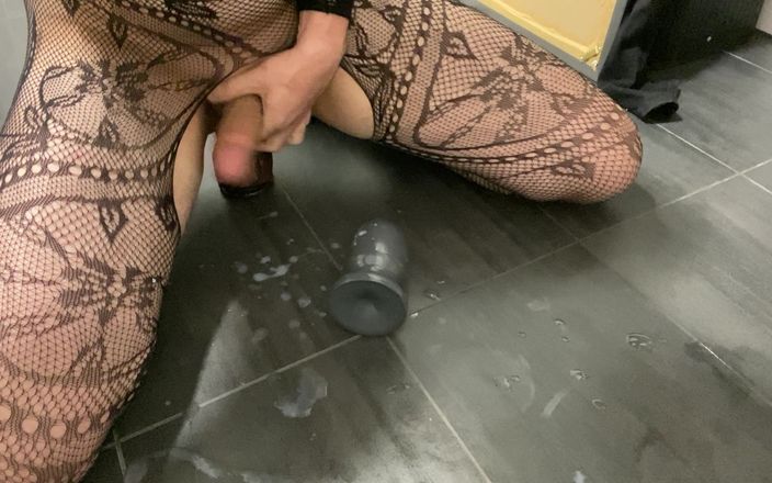 AnalSissy20: Gran corrida después de montar plug anal