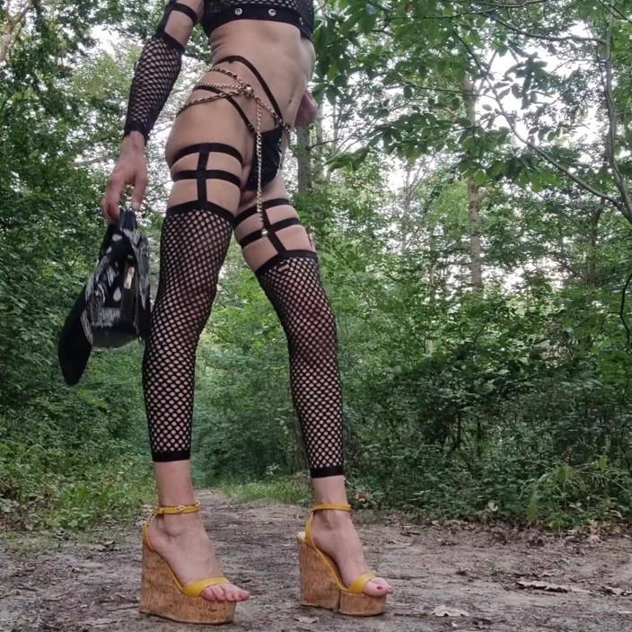 VaneSsa BiTCHx: The Bee of La Faisanderie