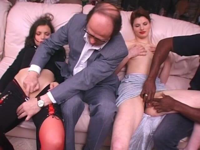 Planete Francaise: Două fete uimitoare din Franța sunt distruse de doi tipi...